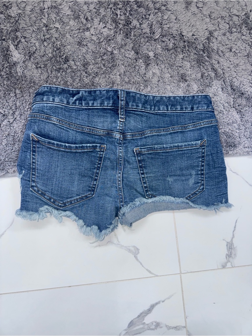 Express Denim Shorts! Size 0 - Picture 3 of 4